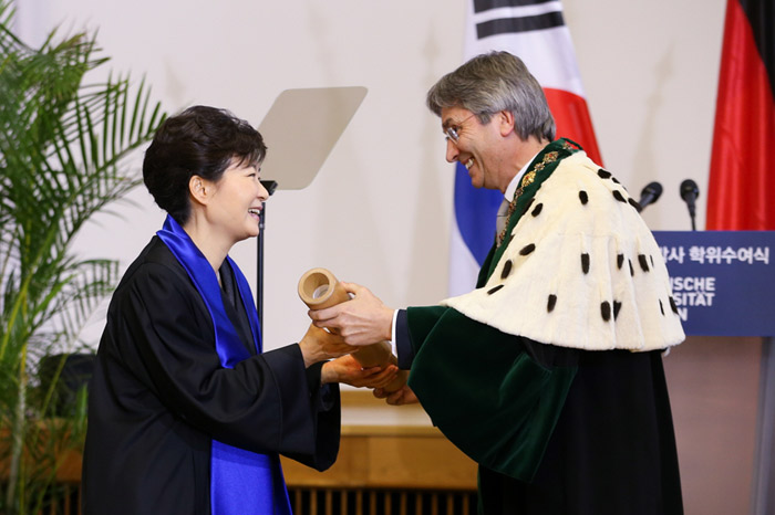 President Park Geun-hye (left) receives an honorary doctorate degree in law from the rector of the Dresden University of Technology, Prof. Hans Müller-Steinhagen, in Dresden, Germany, on March 28. (photo: Cheong Wa Dae)