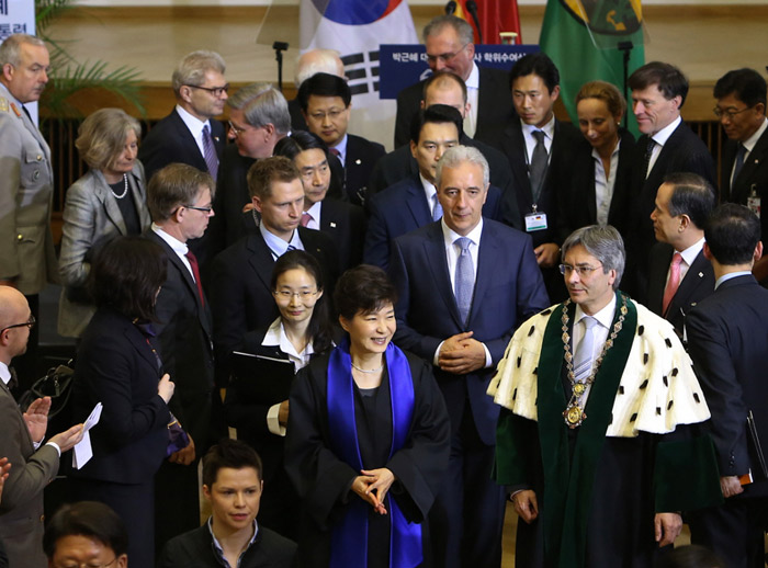 President Park Geun-hye (center) receives a standing ovation as she enters the hall to receive an honorary doctorate degree in law from the Dresden University of Technology in the German city on March 28. (photo: Cheong Wa Dae)