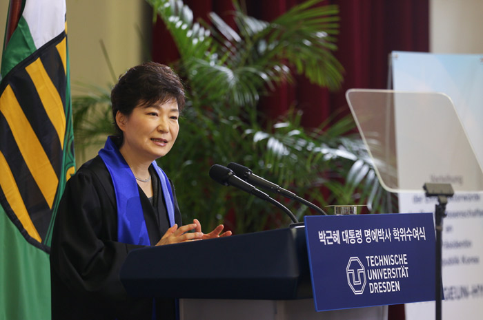 President Park Geun-hye proposes three steps to North Korea that would lead to the reunification of the Korean Peninsula on March 28 at the Dresden University of Technology. (photo: Cheong Wa Dae)