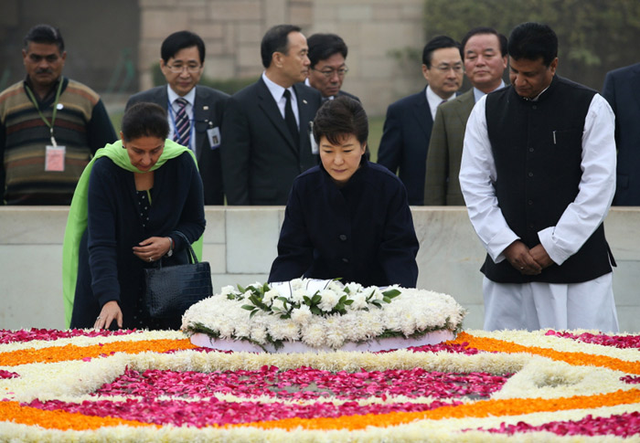 President Park Geun-hye (center) lays a wreath during her visit to Raj Ghat, the memorial to the late Mahatma Gandhi in New Delhi on January 17. (Photo: Cheong Wa Dae)