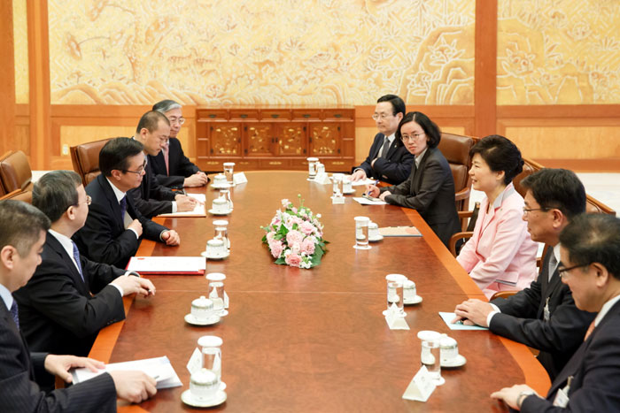 President Park Geun-hye meets with Chinese Commerce Minister Gao Hucheng on June 1 at Cheong Wa Dae. A signed letter from Chinese President Xi Jinping is conveyed to President Park during the meeting.