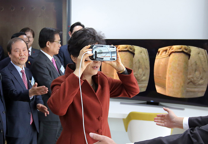 President Park Geun-hye inspects an image of the Seokguram Grotto through a set of virtual reality goggles at the Gyeongbuk Center for a Creative Economy and Innovation, newly-opened in Gumi City in December 2014.