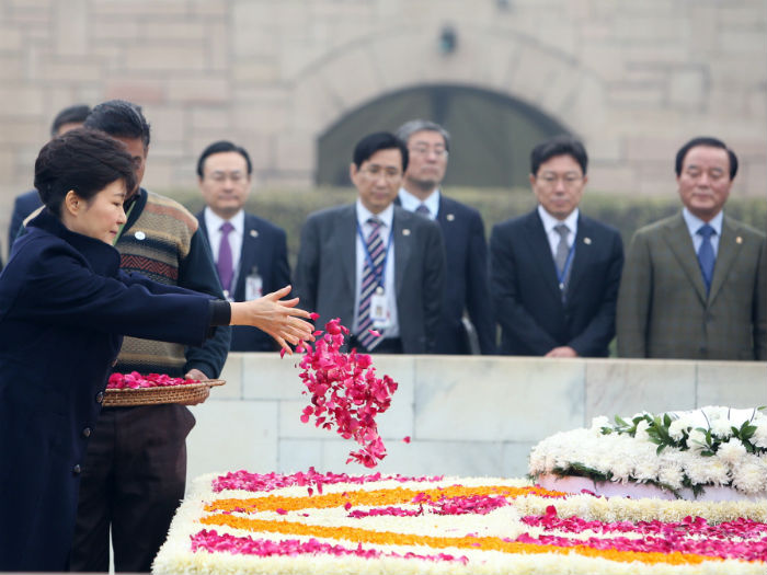 President Park Geun-hye (left) pays her floral respects during a visit to the memorial to the late Mahatma Gandhi in New Delhi on January 17. (Photo: Cheong Wa Dae)