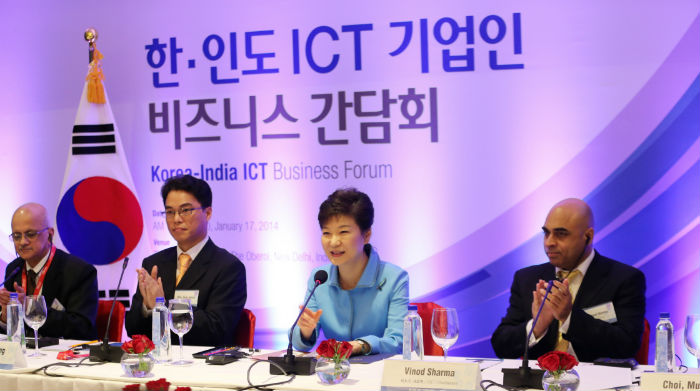 President Park Geun-hye (second from right) speaks during her visit to the Korea-India ICT Business Forum in New Delhi on January 17. (Photo: Cheong Wa Dae)