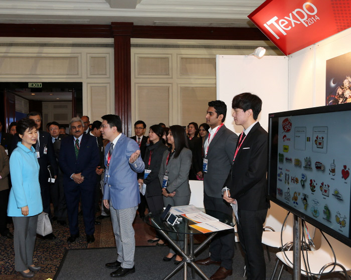 President Park Geun-hye (left) looks around the booths of Korean firms during her visit to the Korea-India ICT Business Forum in New Delhi on January 17. (Photo: Cheong Wa Dae)