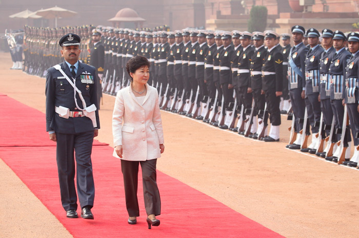President Park Geun-hye (second from left) inspect an honor guard during a ceremonial reception at the presidential palace in New Delhi on January 16. (Photo: Cheong Wa Dae)