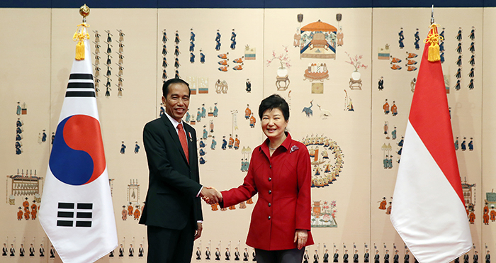 President Park Geun-hye (right) and Indonesian President Joko Widodo shake hands prior to their summit talks on May 16 at Cheong Wa Dae where they discussed extending bilateral cooperation between the two Asian nations.