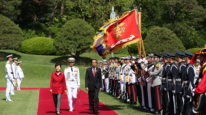 President Park Geun-hye (left) and Indonesian President Joko Widodo inspect an honor guard during his official welcome ceremony at Cheong Wa Dae on May 16.