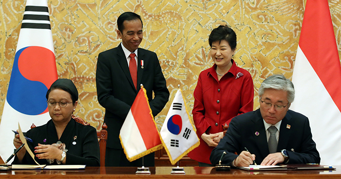 President Park Geun-hye and Indonesian President Joko Widodo attend an MOU signing on May 16 at Cheong Wa Dae where representatives from the Korean and Indonesian governments signed a total of 11 MOUs covering bilateral cooperation. The MOUs include eight that cover economic cooperation.