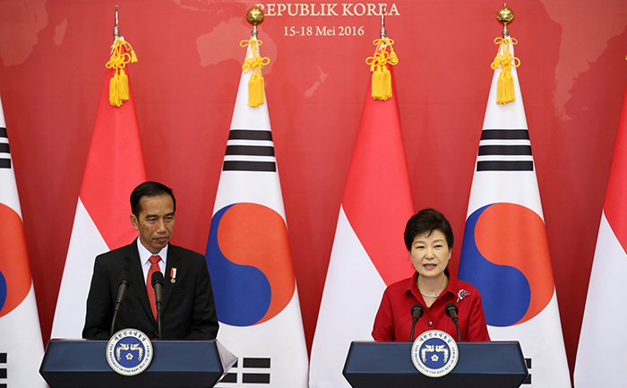 President Park Geun-hye (right) and Indonesian President Joko Widodo hold a joint press conference at Cheong Wa Dae on May 16 after the Korea-Indonesia summit.