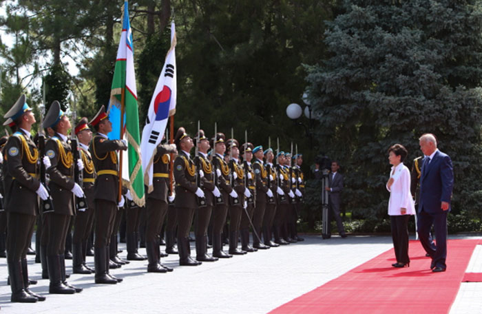 President Park Geun-hye (second from right) inspects an honor guard with Uzbek President Islam Karimov at the presidential palace in Tashkent on June 17. (photo: Cheong Wa Dae)