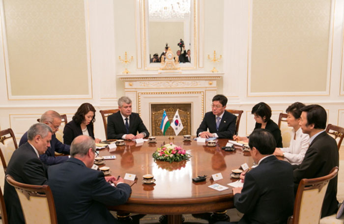 President Park Geun-hye (second from right) holds summit talks with Uzbek President Islam Karimov at the presidential palace in Tashkent on June 17. (photo: Cheong Wa Dae)