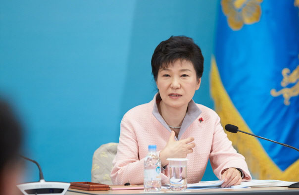 President Park Geun-hye expresses her condolences over the passing of the late King Abdullah of Saudi Arabia to King Salman and to the people of Saudi Arabia on January 23.