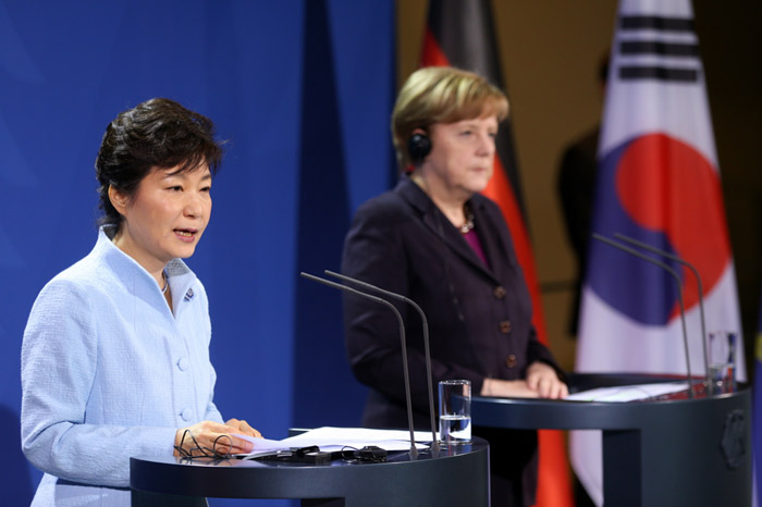 President Park Geun-hye (left) and German Chancellor Angela Merkel attend a joint press conference after holding summit talks on March 26 in Berlin, Germany. (photo: Cheong Wa Dae)