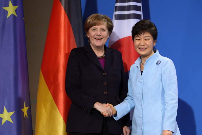 President Park Geun-hye (right) and German Chancellor Angela Merkel shake hands during a joint press conference after holding summit talks on March 26 in Berlin, Germany. (photo: Cheong Wa Dae)