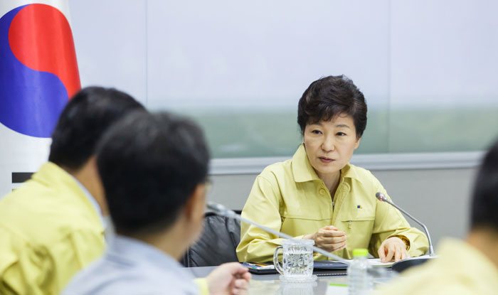 President Park Geun-hye emphasizes close cooperation between the central government and local government entities in order to effectively respond to the MERS outbreaks.