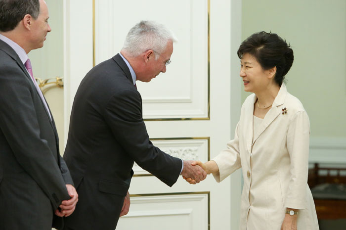 President Park Geun-hye (right) shakes hands with Standard Chartered Group CEO Peter Sands on July 2 at Cheong Wa Dae. (photo: Cheong Wa Dae)