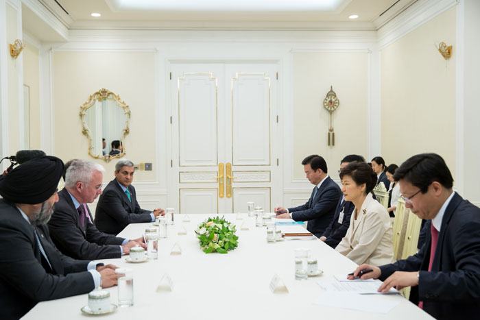President Park Geun-hye (second from right, front row) holds a meeting with Standard Chartered Group CEO Peter Sands on July 2 at Cheong Wa Dae. (photo: Cheong Wa Dae)