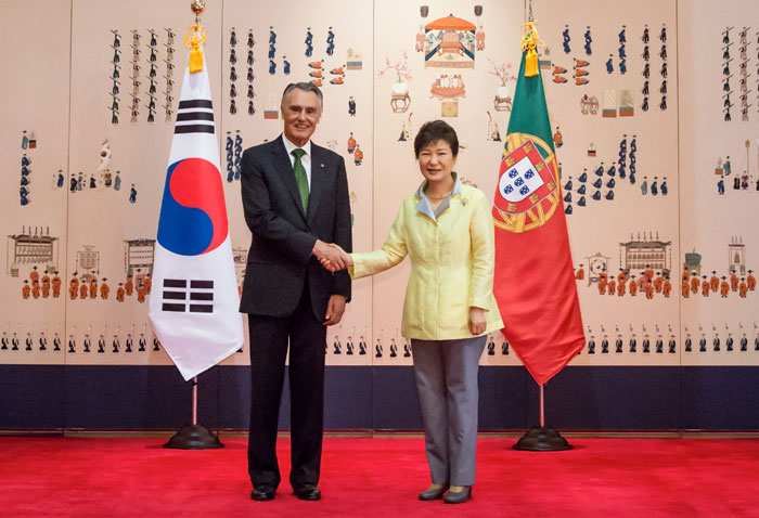 President Park Geun-hye (right) and Portuguese President Aníbal António Cavaco Silva, who is on an official visit to Korea, pose for a photo at Cheong Wa Dae on July 21. (photo: Cheong Wa Dae)