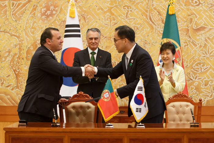 President Park Geun-hye (right, back row) and Portuguese President Aníbal António Cavaco Silva attend a signing ceremony for an MOU that will promote tourism between the two countries, at Cheong Wa Dae on July 21. (photo: Cheong Wa Dae)