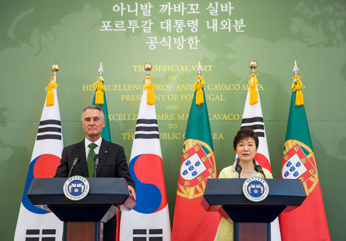President Park Geun-hye (right) and Portuguese President Aníbal António Cavaco Silva hold a joint press conference at Cheong Wa Dae on July 21. (photo: Cheong Wa Dae)
