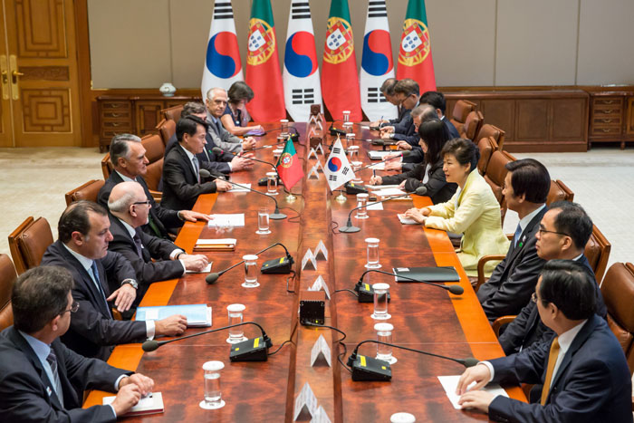 President Park Geun-hye (fourth from right) and Portuguese President Aníbal António Cavaco Silva hold summit talks at Cheong Wa Dae on July 21. (photo: Cheong Wa Dae)