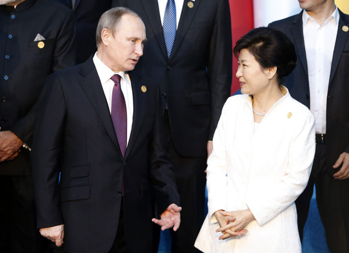 Korean President Park Geun-hye (right) talks with Russian President Vladimir Putin prior to family photo session G20 summit in Antalya, Turkey, on November 15. In additional to discussions on the global economy, the G20 grouping of leading nations is set to focus on Syria during its summit this weekend, including the refugee crisis and the threat of terrorism. (Photo: Yonhap News)