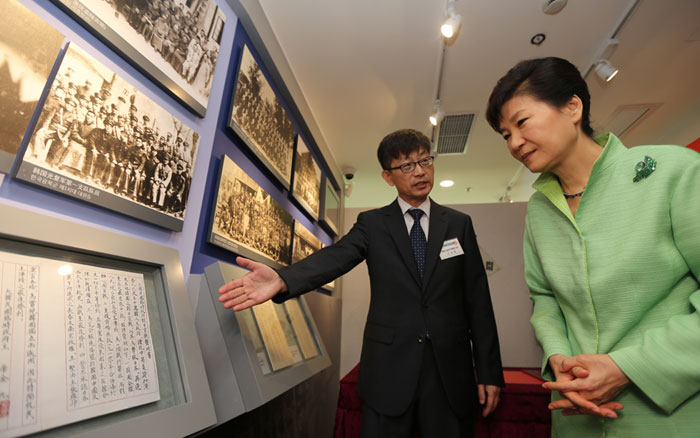 President Park Geun-hye listens to an explanation about the Provisional Government of the Republic of Korea in Shanghai on Sept. 4.