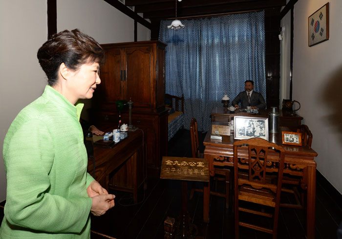 President Park Geun-hye looks around the building that housed the Provisional Government of the Republic of Korea in Shanghai on Sept. 4.