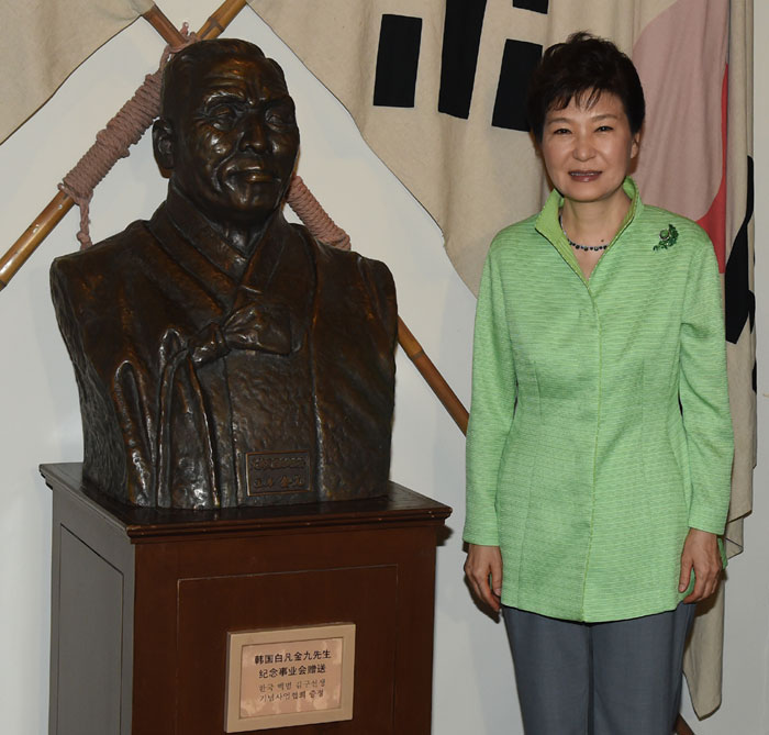 President Park Geun-hye poses for a photo next to a bust of Kim Gu (김구, 金九) (1876-1949), Korean independence activist and politician, during her visit to the Provisional Government Building of the Republic of Korea in Shanghai on Sept. 4.