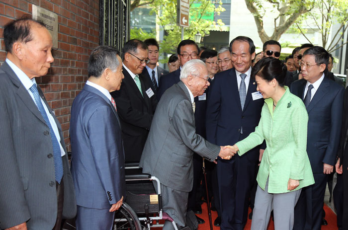 President Park Geun-hye meets with descendants of Korean independence fighters during the reopening ceremony of the Provisional Government Building of the Republic of Korea in Shanghai on Sept. 4.