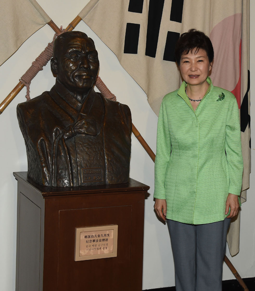 President Park Geun-hye poses for a photo next to a bust of Kim Gu (김구, 金九) (1876-1949), Korean independence activist and politician, during her visit to the Provisional Government Building of the Republic of Korea in Shanghai on Sept. 4.