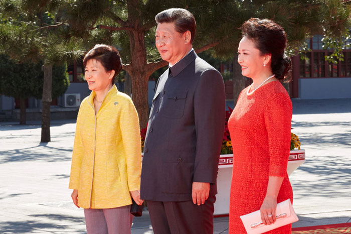 President Park Geun-hye (left) is greeted and poses for photos with Chinese President Xi Jinping and First Lady Peng Liyuan on Sept. 3 in Beijing.