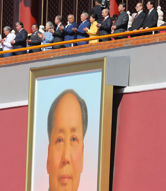 Park Geun-hye (front row, yellow jacket) stands with Chinese President Xi Jinping, Russian President Vladimir Putin and other world leaders in Tiananmen Square during the celebration ceremony for the 70th anniversary of the end of the Chinese People's War of Resistance Against Japanese Aggression, on the morning of Sept. 3 in Beijing.