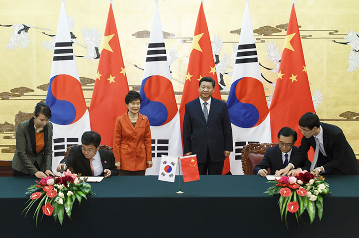 On the occasion of the Korea-China summit between President Park Geun-hye and President Xi Jinping in November 2014, the two governments sign the Korea-China FTA.