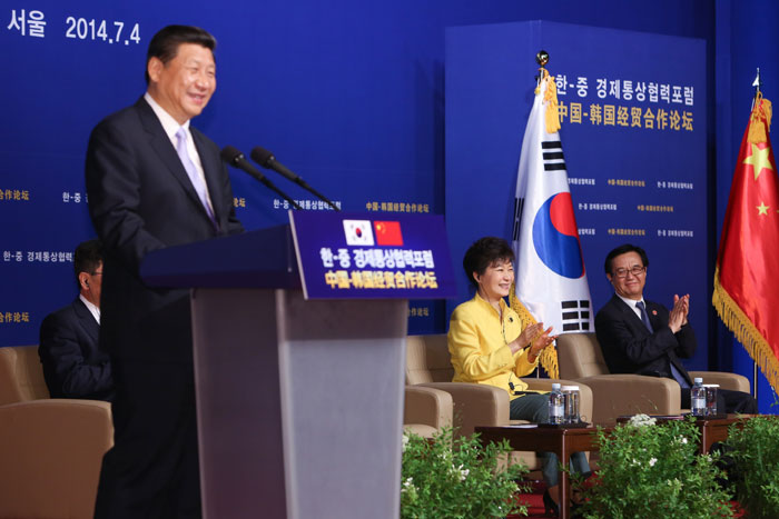 President Park Geun-hye (second from right) listens to Chinese President Xi Jinping’s address during the Korea-China economy and trade cooperation forum in Seoul on July 4. (photo: Cheong Wa Dae)