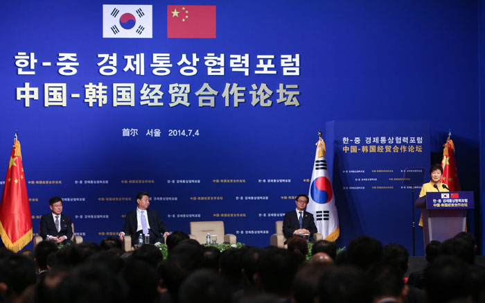 President Park Geun-hye (right) speaks at the Korea-China economy and trade cooperation forum in Seoul on July 4. (photo: Cheong Wa Dae)