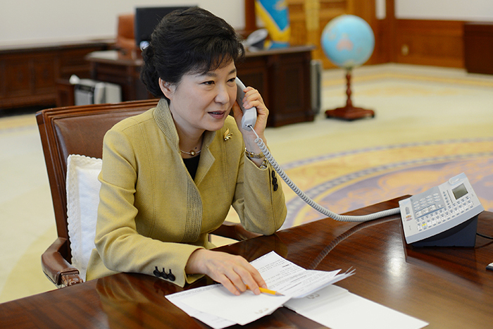 President Park Geun-hye expresses her condolences in a telegram to German Chancellor Angela Merkel and to Afghan President Ashraf Ghani on July 27 in regard to recent terrorist attacks in the two countries.