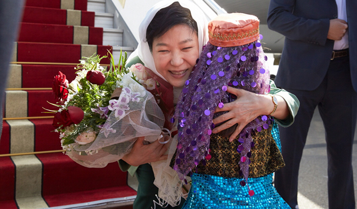 Park Geun-hye embraces an Iranian girl upon arriving in Tehran on May 1. The offering of a bouquet is an unprecedented act of hospitality from the Iranian government to a foreign head of state.