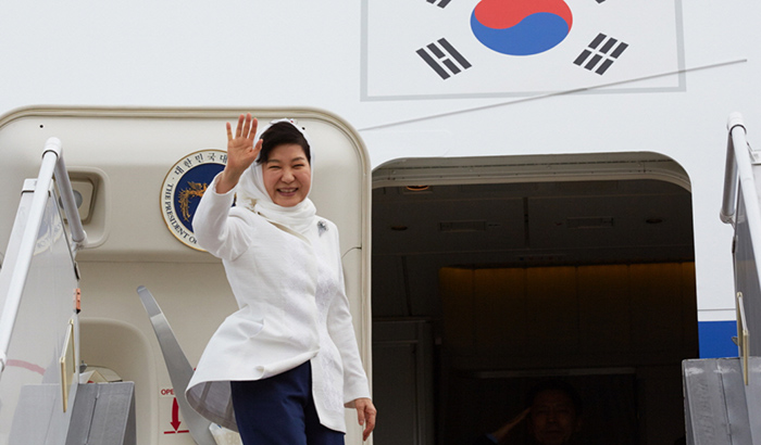 President Park Geun-hye is bid goodbye by an honor guard (top) and waves to the crowd (bottom) in Tehran as she departs for Seoul on May 3, wrapping up her state visit to Iran.