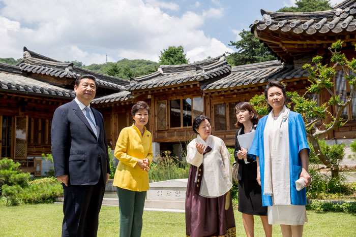 President Park Geun-hye (second from left), Chinese President Xi Jinping (left) and his spouse First Lady Peng Liyuan (right) visit the Korea Furniture Museum on July 4. (Photo: Cheong Wa Dae)