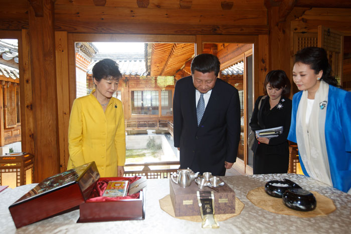 Chinese President Xi Jinping and his spouse First Lady Peng Liyuan look at the gifts presented by President Park Geun-hye (left) during their visit to the Korea Furniture Museum on July 4. (Photo: Cheong Wa Dae)