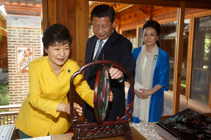 President Park Geun-hye (left) looks closely at one of the gifts received from Chinese President Xi Jinping and First Lady Peng Liyuan on July 4. (Photo: Cheong Wa Dae)