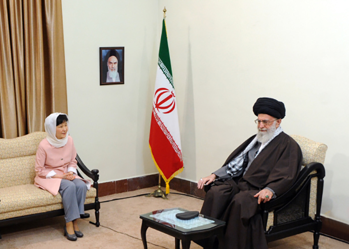 President Park Geun-hye (left) meets Iranian Supreme Leader Ayatollah Ali Khamenei in Tehran during her state visit to Iran on May 2.