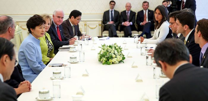 President Park Geun-hye (third from left) meets with U.S. representatives on April 23 at Cheong Wa Dae. (photo: Cheong Wa Dae)
