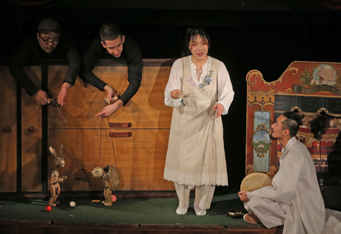 A collaborative puppet show between Korea and the Czech Republic, ‘In the Attic,’ is staged at the National Marionette Theatre in Prague on Dec. 2.
