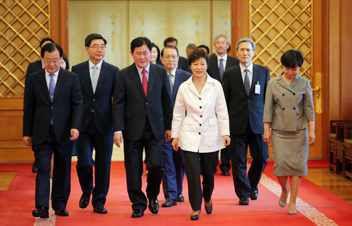 President Park Geun-hye (third from right) and her newly appointed cabinet officials walk to the function hall after the appointment ceremony on July 18. (photo: Yonhap News)