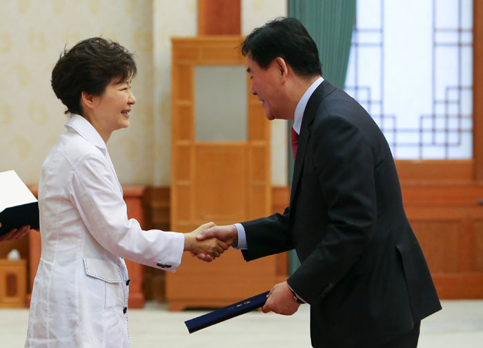 President Park Geun-hye (left) shakes hands with Deputy Prime Minister & Minister of Strategy and Finance Choi Kyung Hwan after awarding him a certificate of appointment at Cheong Wa Dae on July 18. (photo: Cheong Wa Dae)