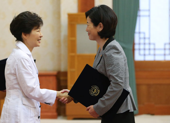 President Park Geun-hye (left) shakes hands with Minister of Gender Equality & Family Kim Heejung after awarding her a certificate of appointment at Cheong Wa Dae on July 18. (photo: Cheong Wa Dae)