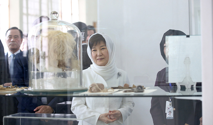 President Park Geun-hye (center) inspects some of the artifacts on display at the National Museum of Iran during her state visit to Tehran on May 3.